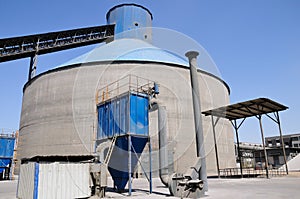 Clinker storage silo with a dust collector photo