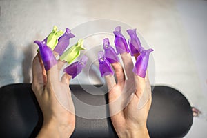 Clips with acetone, removing the lacquer from the nail.