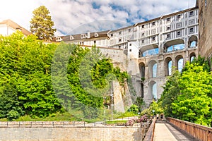 Plášť většina český většina z český hrad. středověký většina. spodní. český 