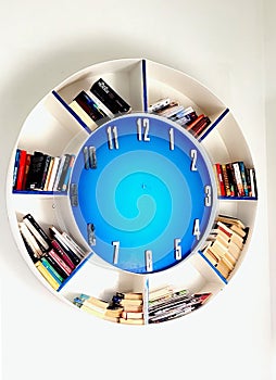 Clock-shaped bookshelf
