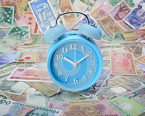 Clock on world currency