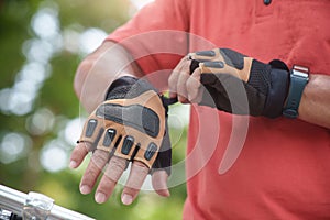 Cloesup Asian Senior Man hand wearing bicycle gloves