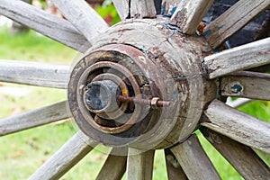 Close-spoked wheel hub