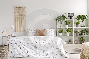 Cerca sobre el naturaleza claro dormitorio muchos verde plantas junto a el gran una cama. tejido tapiz más alto una cama. 