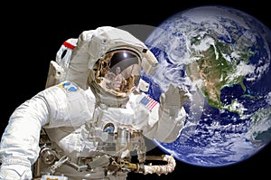 Vista de cerca de cosmonauta en espacio cósmico La tierra en 