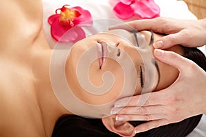 Giovane e attraente donna di relax in spa, bellezza, benessere, salone e l'assunzione di terapia di massaggio.