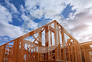 De haz construido bajo construcción a cielo azul de madera gavilla a publicar a haz estructura. madera marco casa 