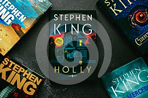 Close-up of the book in spanish Holly by American novelist Stephen King