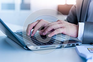 Pohľad zblízka na obchodník ruky písanie na prenosný počítač počítač 