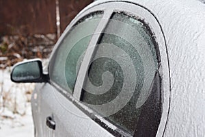 Z auto mrazené okna dvere po búrka v zime. auto zámok 