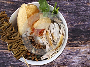 A close up of chicken porridge in a porridge bowl