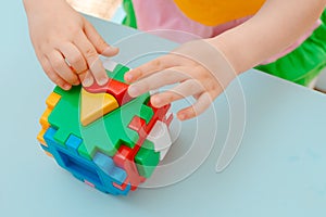 Da bambini mani raccogliere selezionatore. cubi suoni forme un colorato plastica blocchi 