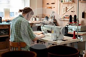 De cerca artesano manos coser material vacío billetera de coser máquina. en negocios sobre el piel taller 