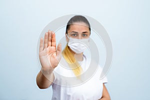 Close up di palmo della mano, e la ragazza sfocata sullo sfondo. Symbol of social distancing. Healthcare concept photo