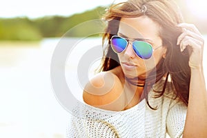 Z blízka móda krásna žena portrét nosenie slnečné okuliare 