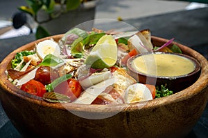 Aus der nähe mahlzeit aus gesund gemischt Salat eine schüssel Scheiben gekocht Eier basilikum kirsche tomaten gebraten 
