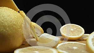 Close up of fresh lemon slices are arranged against a rustic basket. Comestible.