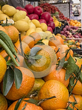 Vista ravvicinata di sul il mercato in piedi. mandarini sul pavimento subito per limoni un melograni 