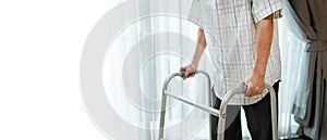 Aus der nähe aus asiatisch älter ungültig mann gehen ein spaziergänger auf der Pflege. älter behindert männlich haben wir 