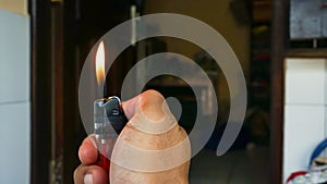 Pohled zblízka na ruka držení plyn zapalovač 