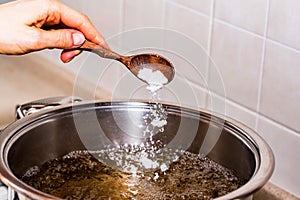 Přidání sůl v vroucí voda vaření 