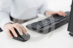 Pohled zblízka na ruky počítač klávesnice a myš 