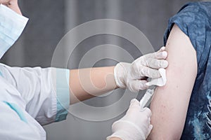 Close-up hands,nurses are vaccinations to patients using the syringe.Doctor vaccinating women in hospital.Are treated by the use