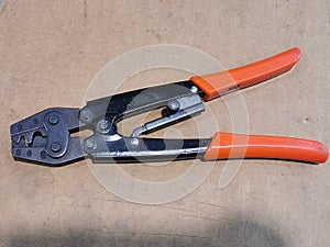 Close up image of hand crimping press tool lug.
