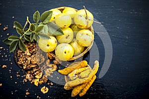 Vista ravvicinata di indiano uva spina O curcuma un limone succo sul di legno superficie bicchiere una ciotola sul Ottenere sbarazzarsi da macchie 