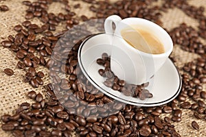 Close-up makro of espresso cup with coffee beans