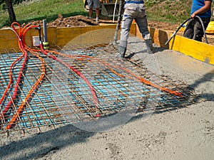 Da vicino maschio fornitori Sono fusione calcestruzzo piatto sul soleggiato estate 