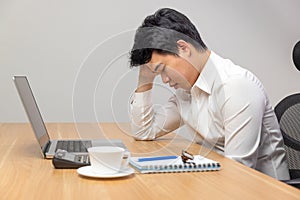 Uomo è un declino dormire sul ufficio scrivania. . è un Indietro fallimento fa molto assonnato durante 