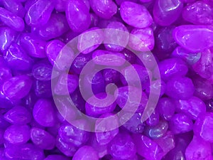 Close up on many purple quartz spheres, full screen, top view.