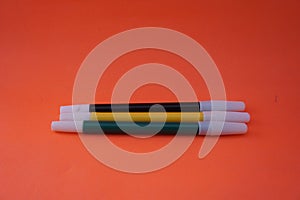 Close up Markers consisting of three colors, namely black, yellow, green, which are neatly arranged, suitable for websites.