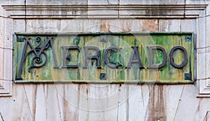 Close-up of Mercado de Abastos poster, in Spanish.