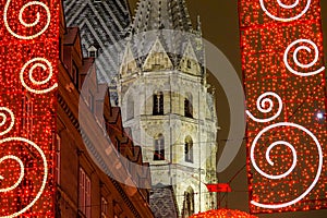 CLOSE UP: Monumental St. Stephen\'s Cathedral towering over the Christmas market