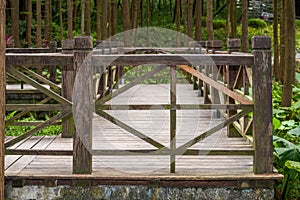 Close-up of nine curved corridor walks and railings that shuttle in the park