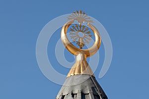 Close-up photo of brass crescent symbol | Alem on the roof of fountain in the Mevlana Museum in Konya photo