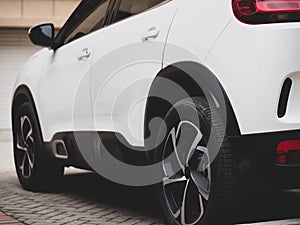 A close-up photo of the scratch-resistant plastic trim and tires on the right side of the Citroen C5 aircross SUV