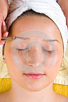 Close up of plucking eyebrow