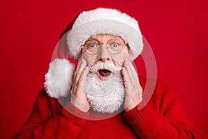 Close up portrait astonished old retired pensioner man in santa claus hat impressed newyear event news touch grey beard