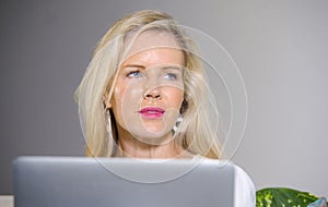 Z blízka portrét krásny a šťastný elegantný žena čoskoro 40uvoľnená na obyvačka celosvetová počítačová sieť na prenosný počítač výpočtovej 