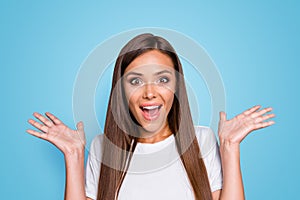 Close up portrait of brown-haired gorgeous glamorous nice amazed surprised young lady over grey background, showing