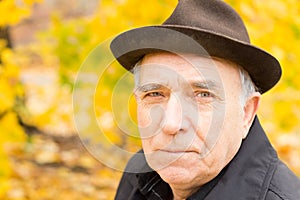 Z blízka portrét starší muž 