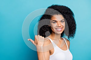 Close-up portrait of her she nice attractive cheerful cheery confident wavy-haired girl pointing thumb aside advert copy