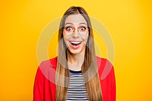 Close-up portrait of her she nice attractive lovely winsome smart clever brainy genius cheerful cheery straight-haired