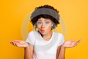 Close-up portrait of her she nice attractive puzzled ignorant wavy-haired girl showing gesture no information isolated