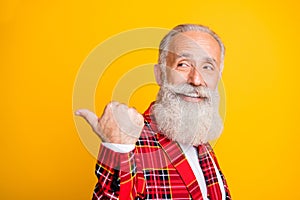 Close-up portrait of his he nice attractive cheerful cheery content gray-haired man showing thumbup aside back look ad