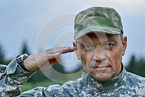Z blízka portrét vážny vojak zdraviť 