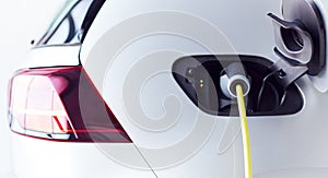 Pohled zblízka na napájecí kabel nabíjení ekologicky přátelský nula emise elektrický auto v garáž 